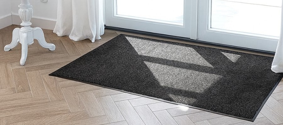 Absorba premium 11m deurmat op een visgraat pvc vloer