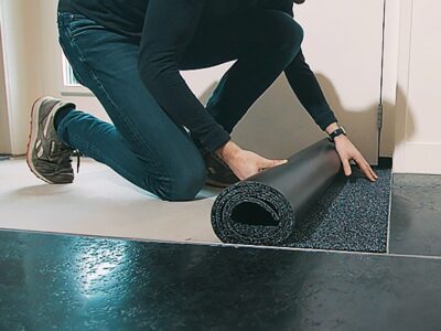 Het neerleggen van een nieuwe deurmat